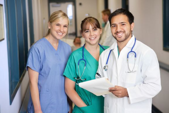 Arzt mit Krankenschwestern
